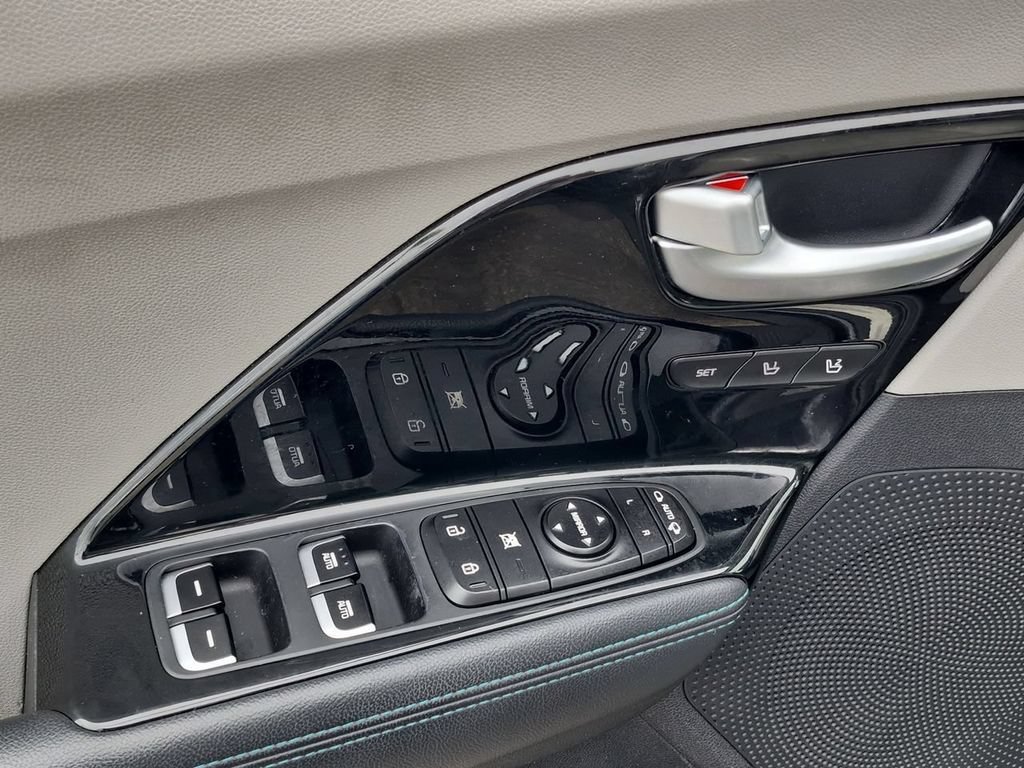 Used 2018 Kia Niro EX Premium FWD image 23