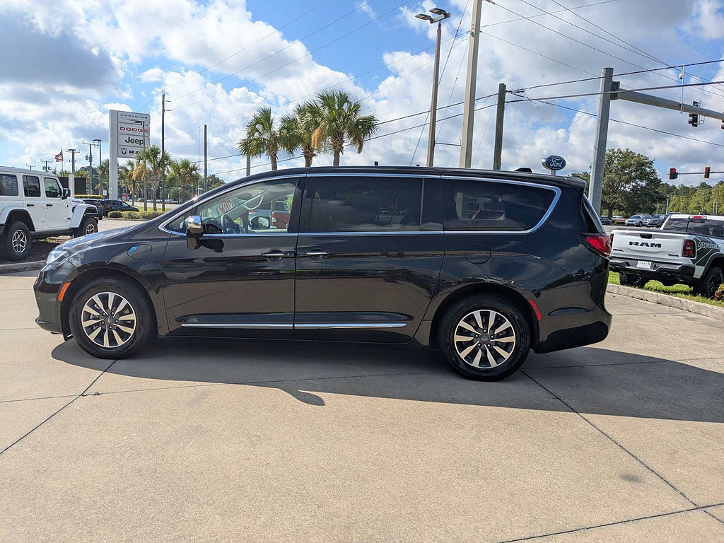 Certified 2023 Chrysler Pacifica Limited FWD image 6