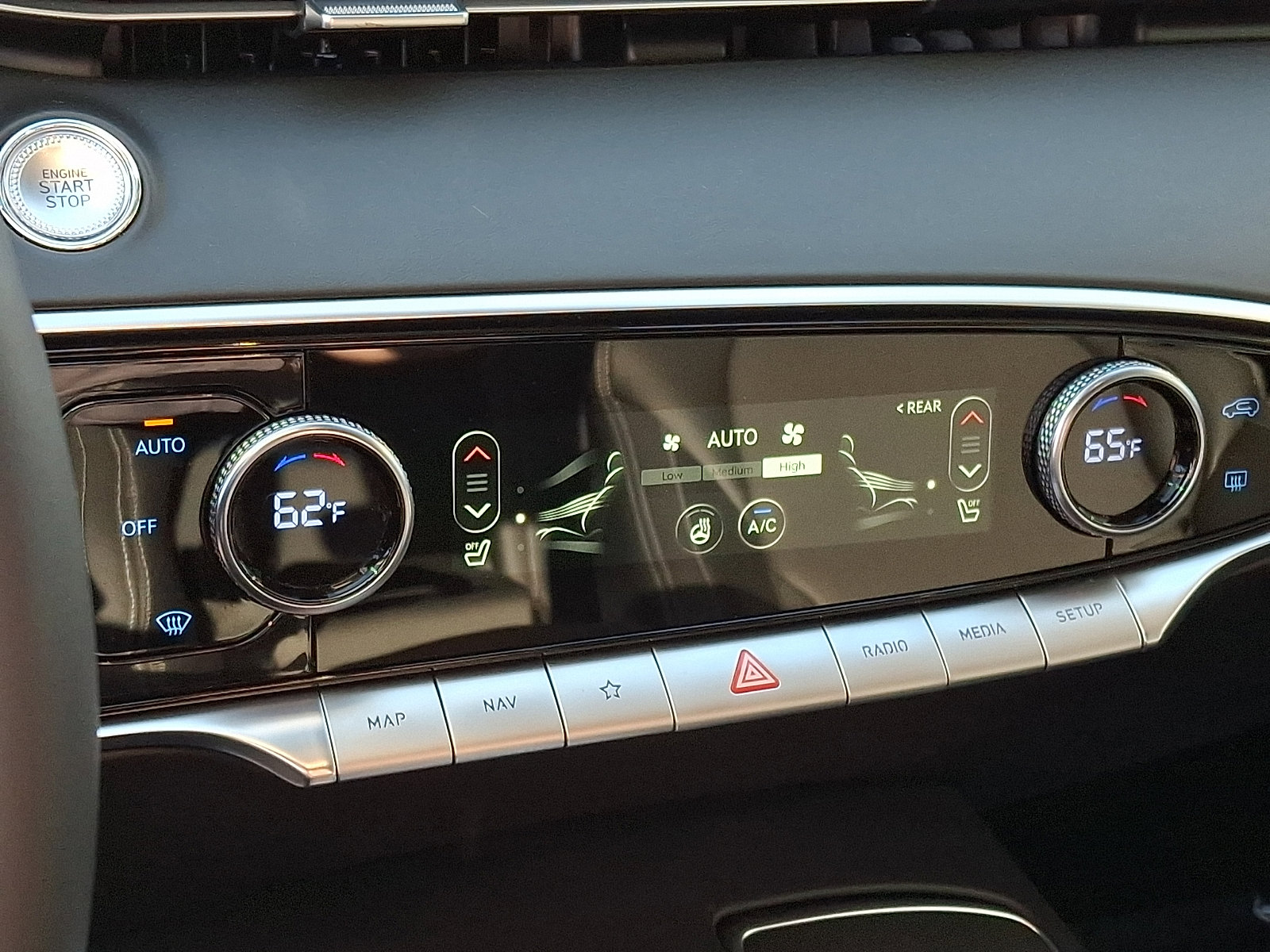 Certified 2025 Genesis GV70 2.5T w/ Select Package AWD/4WD image 20