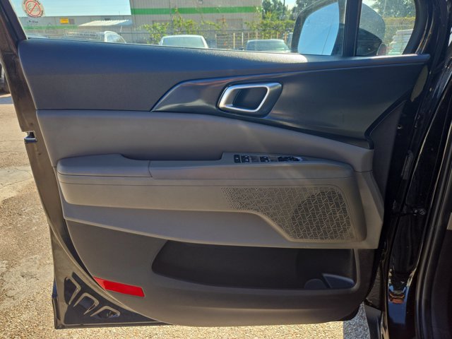 Used 2025 Kia Carnival FWD image 13