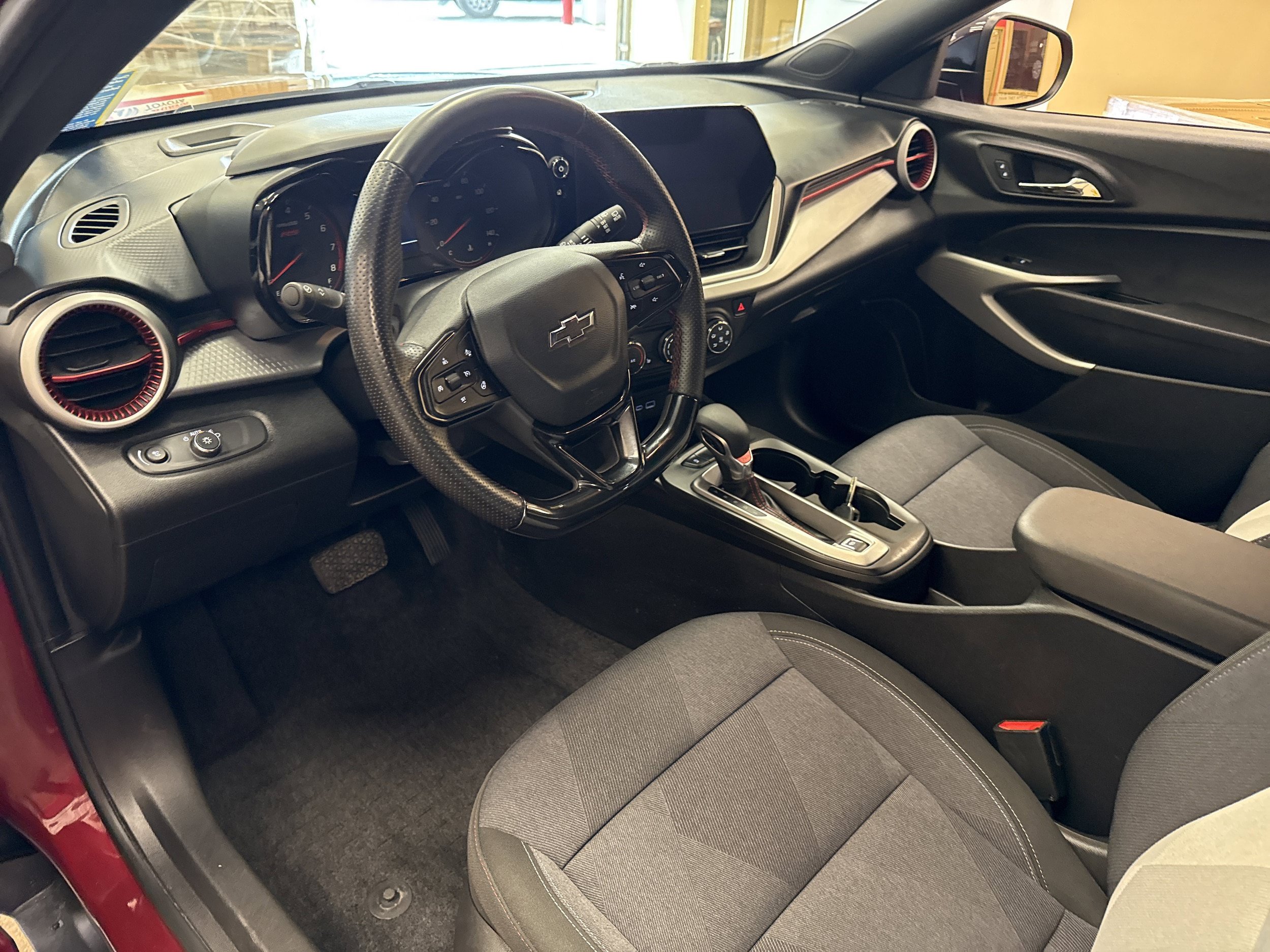 Used 2024 Chevrolet Trax RS FWD image 6