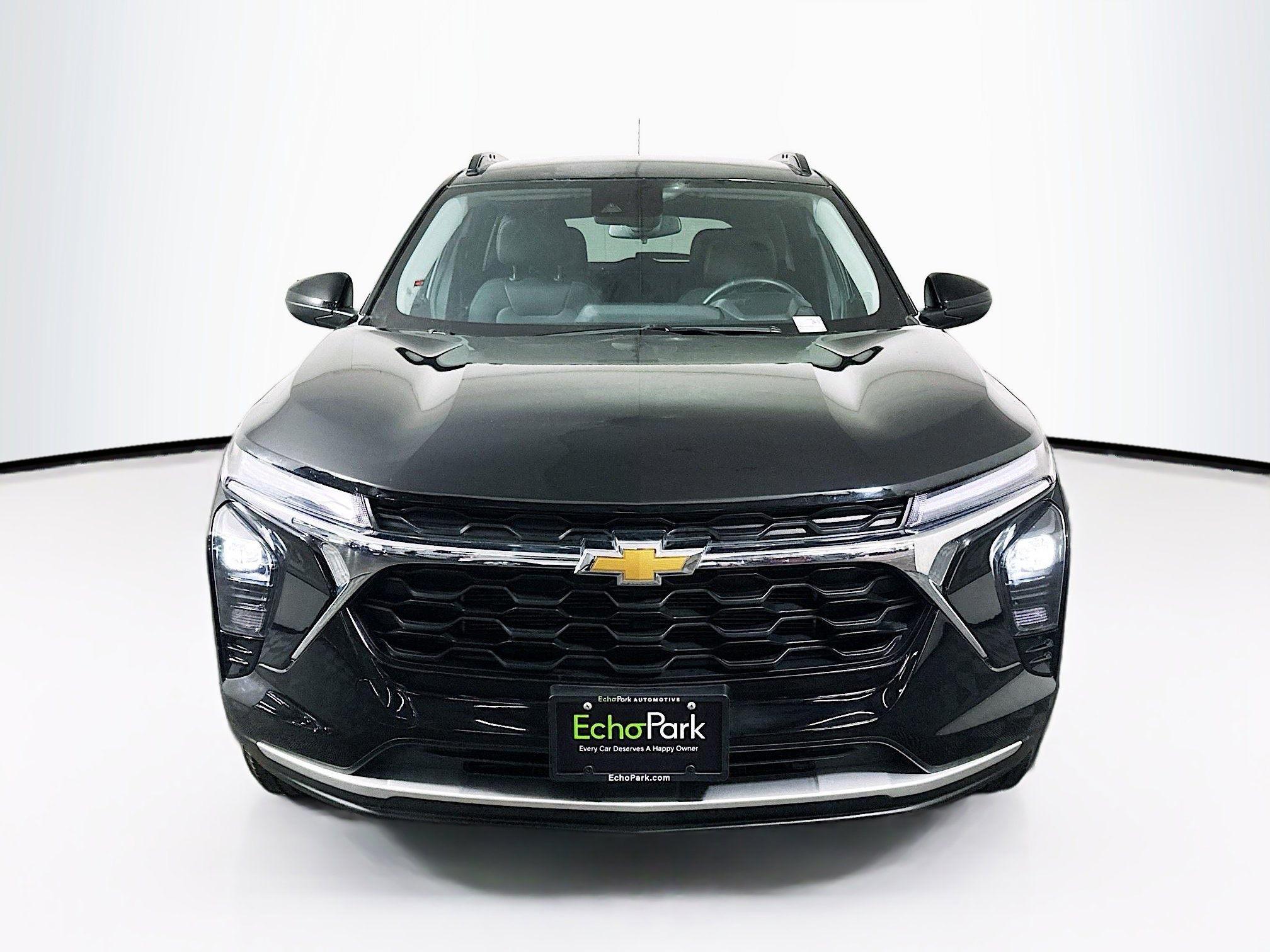 Used 2025 Chevrolet Trax LT w/ LT Convenience Package image 2