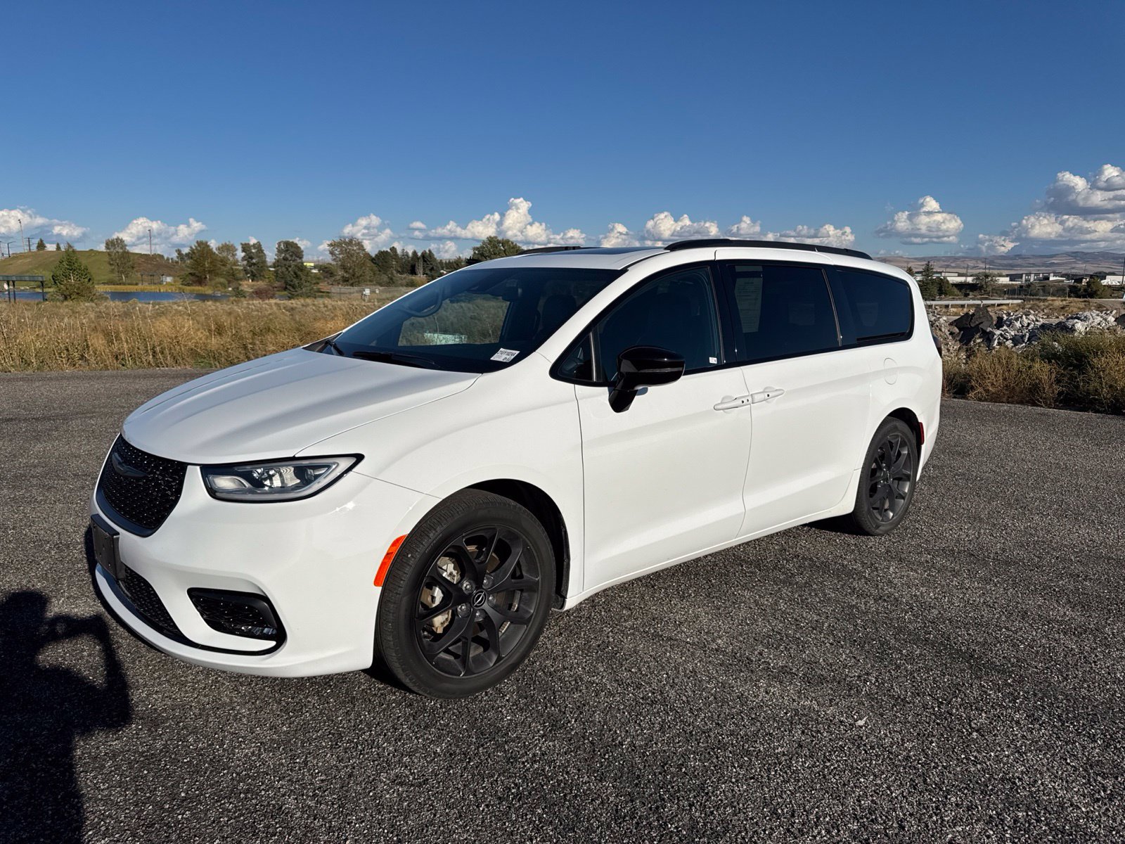 Used 2024 Chrysler Pacifica Limited w/ S Appearance Package FWD image 1