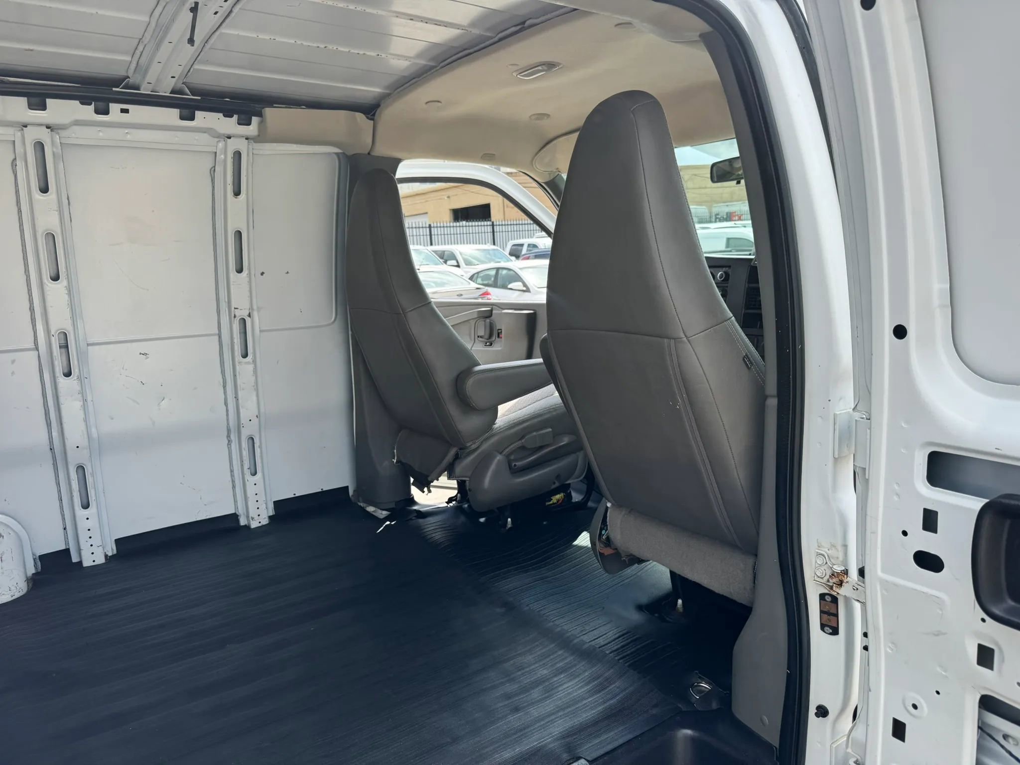 Used 2016 Chevrolet Express 3500 Extended image 31