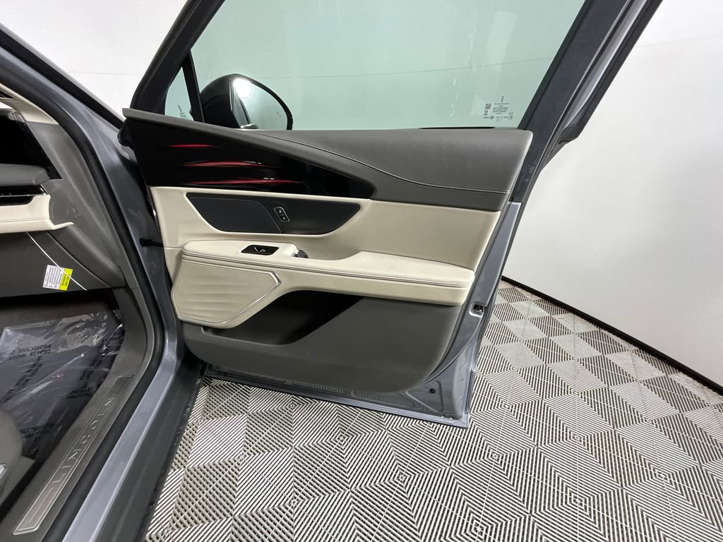 Used 2025 Lincoln Nautilus Premier image 21
