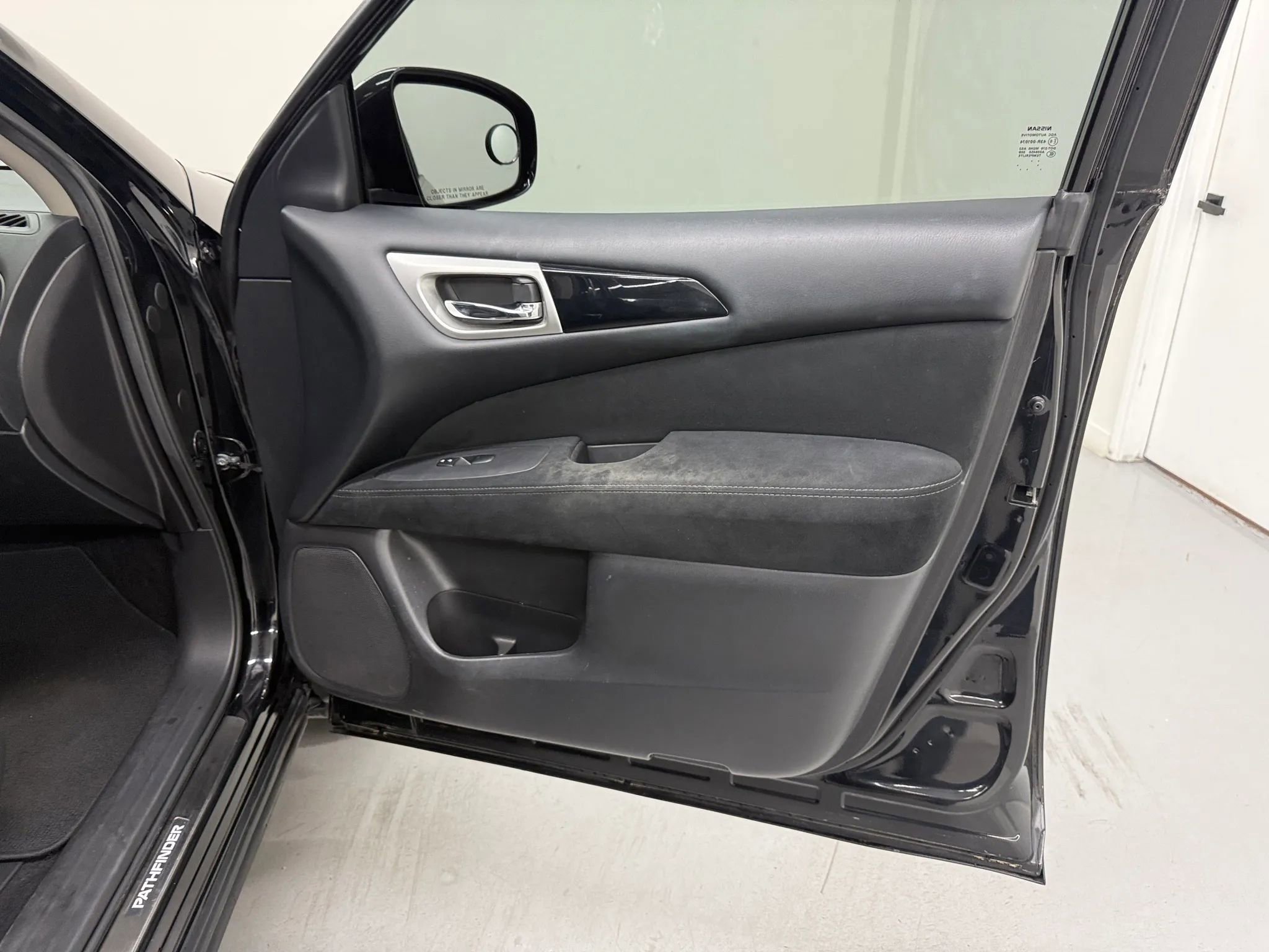 Used 2014 Nissan Pathfinder S image 12