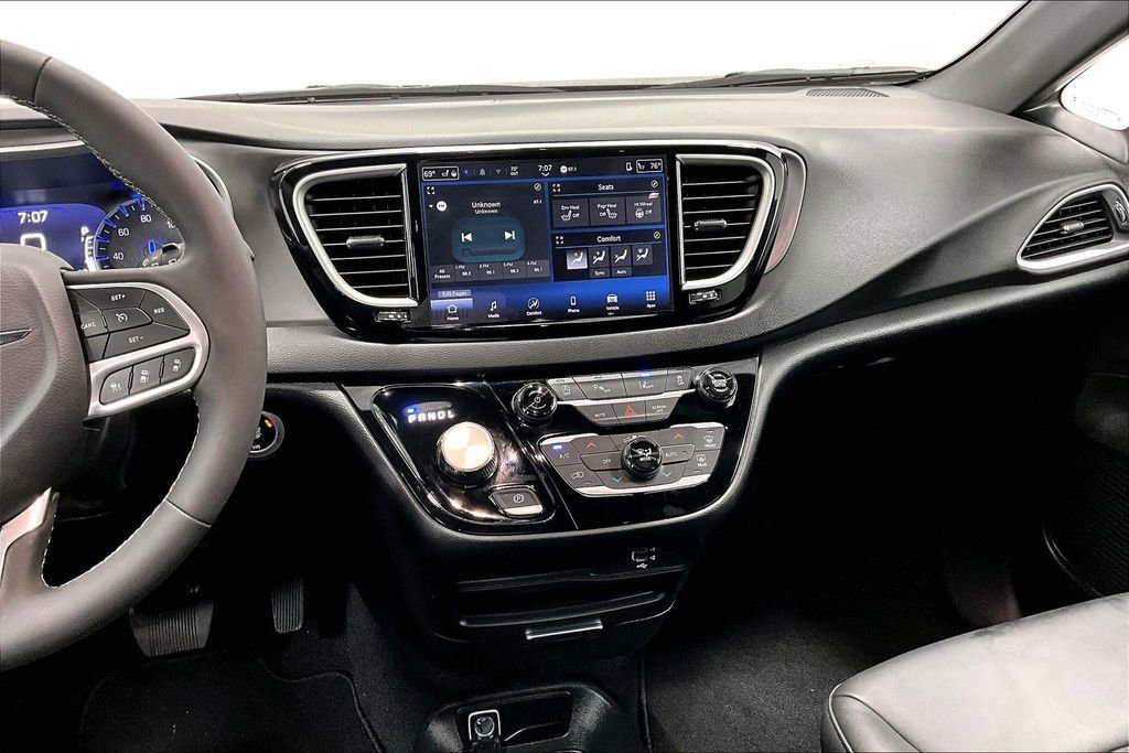 Used 2026 Chrysler Pacifica Select FWD image 8