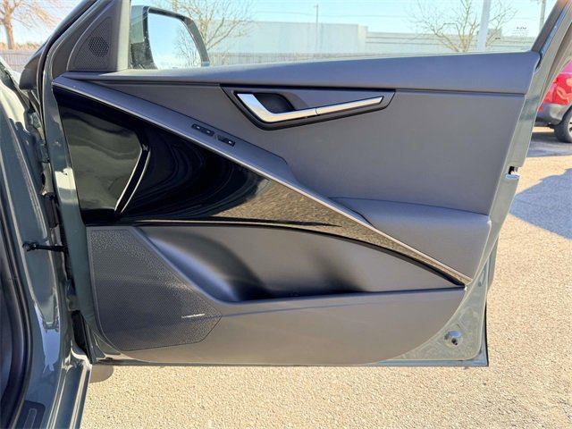 Used 2025 Kia Niro SX image 10