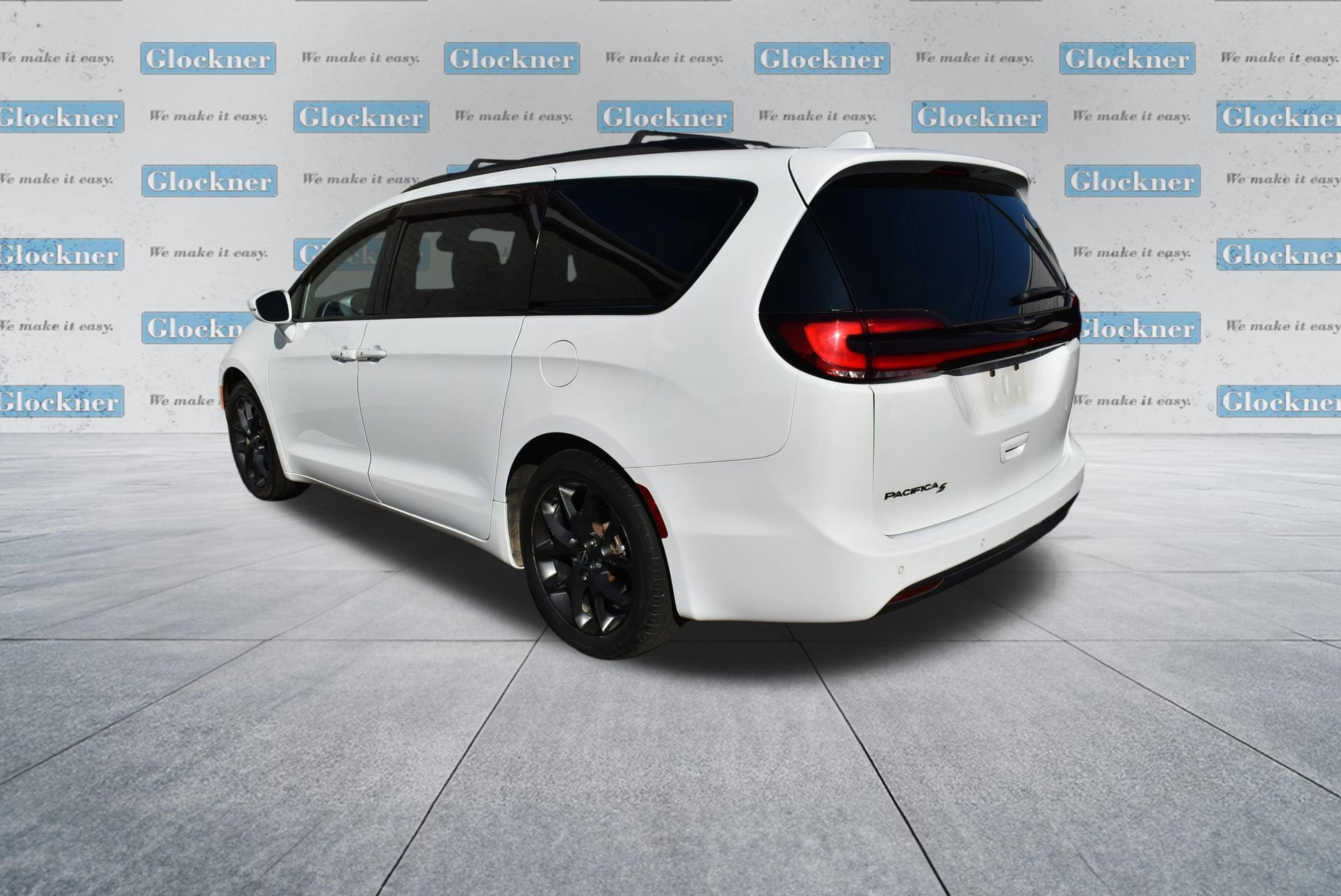 Used 2021 Chrysler Pacifica Touring-L w/ S Appearance Package FWD image 4
