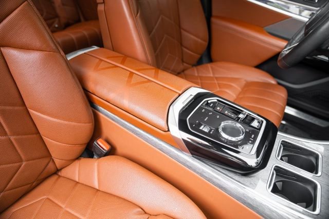 Used 2023 BMW 740i w/ Luxury Rear Seating Package RWD image 33