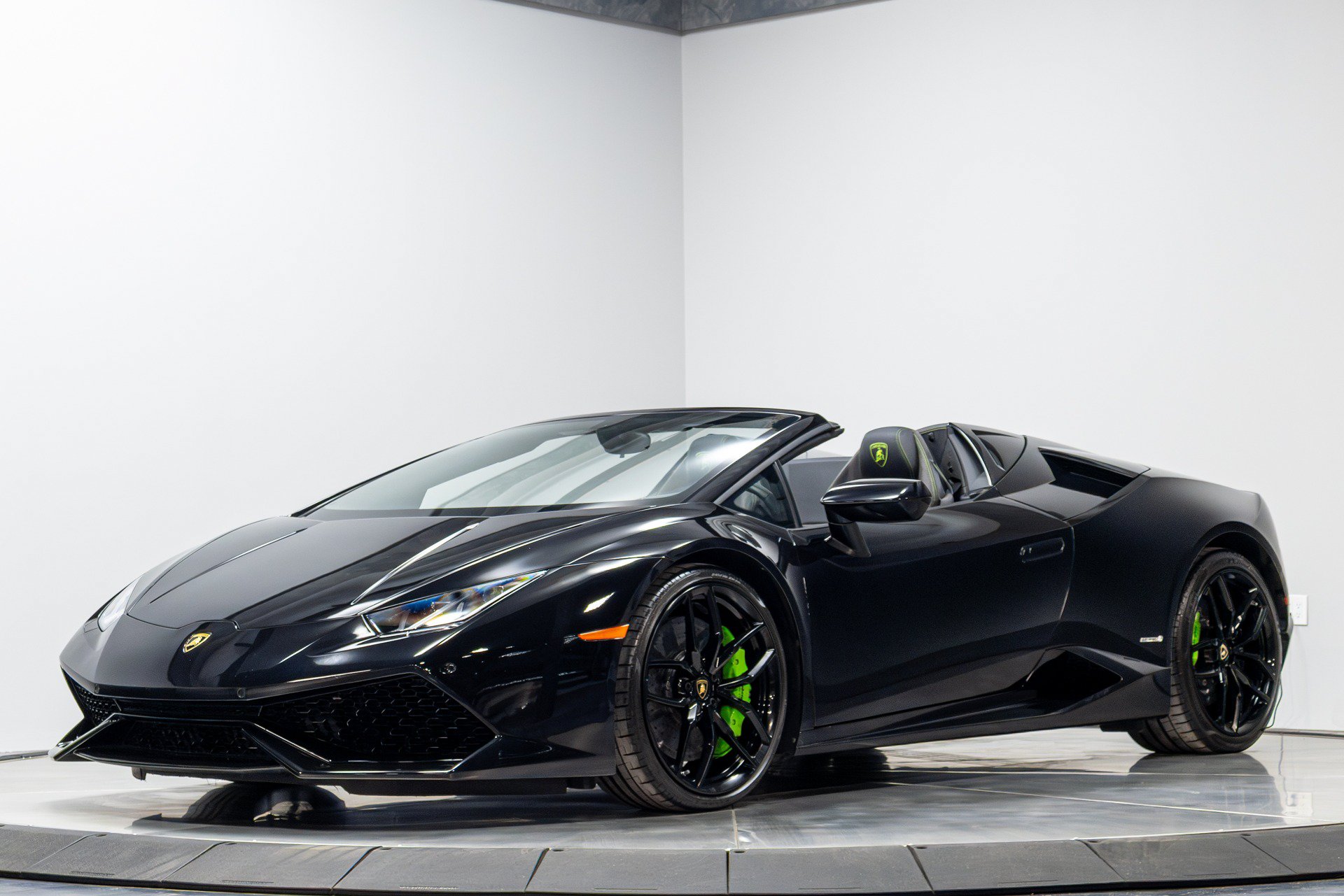Used 2017 Lamborghini Huracan LP 610-4 AWD/4WD image 2