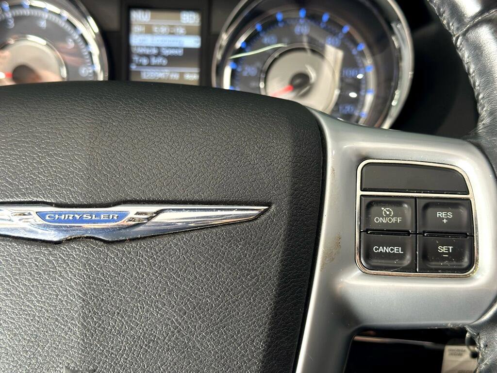 Used 2014 Chrysler Town & Country Touring image 31