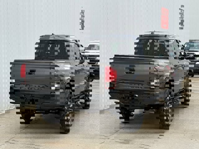 Used 2019 Toyota Tacoma TRD Sport w/ Technology Package image 4