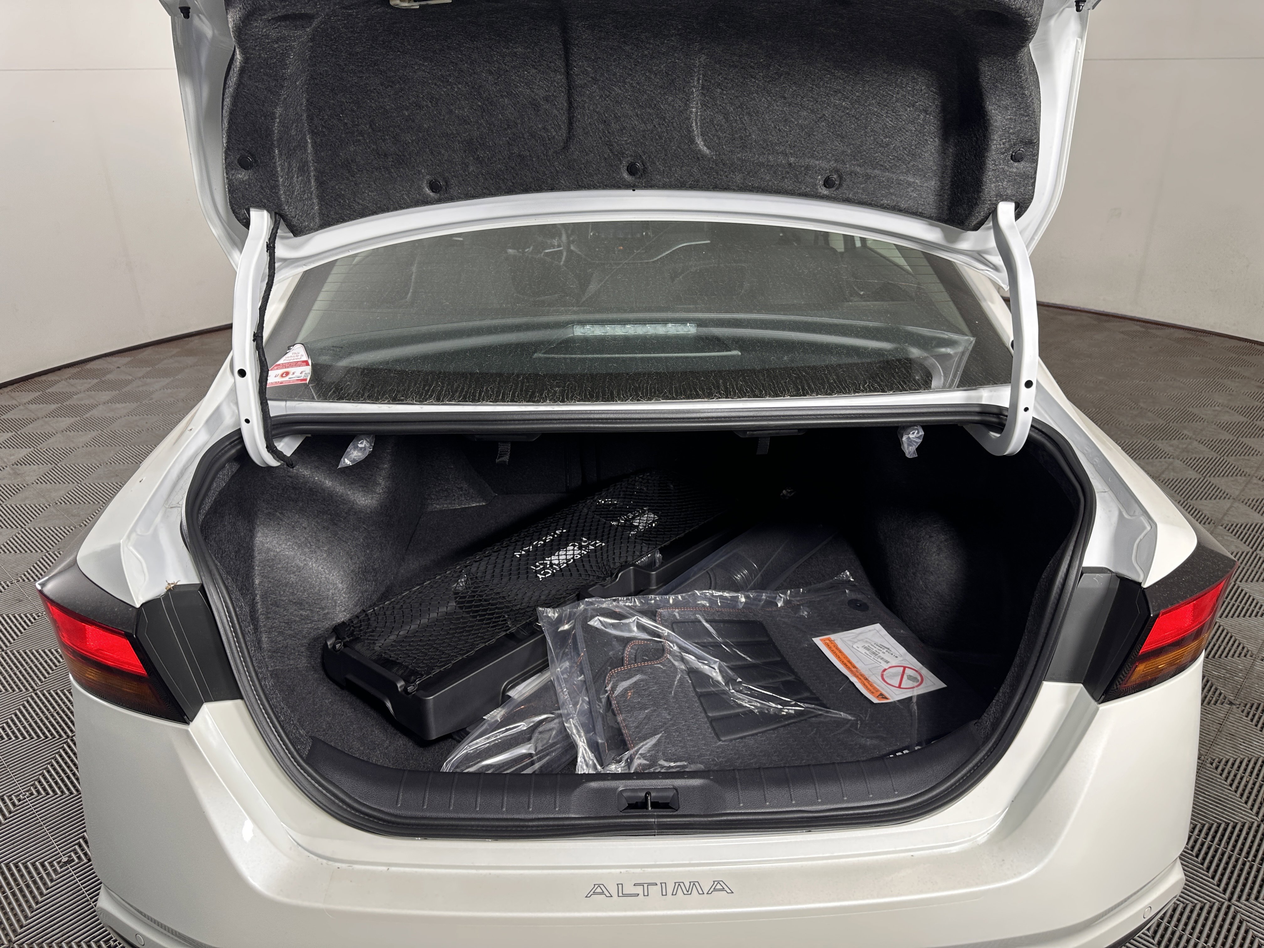 New 2025 Nissan Altima 2.5 SR image 18