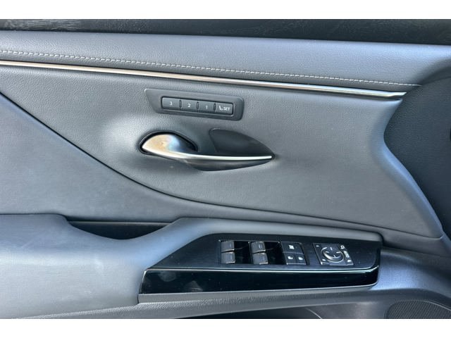 Certified 2022 Lexus ES 300h w/ Premium Package FWD image 11