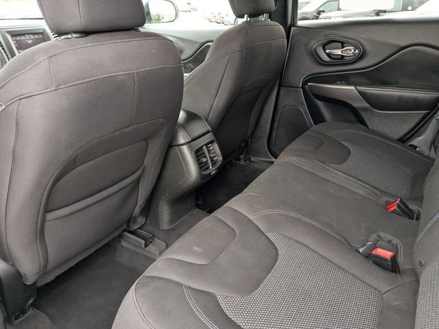 Used 2019 Jeep Cherokee Latitude w/ Popular Appearance Group FWD image 24