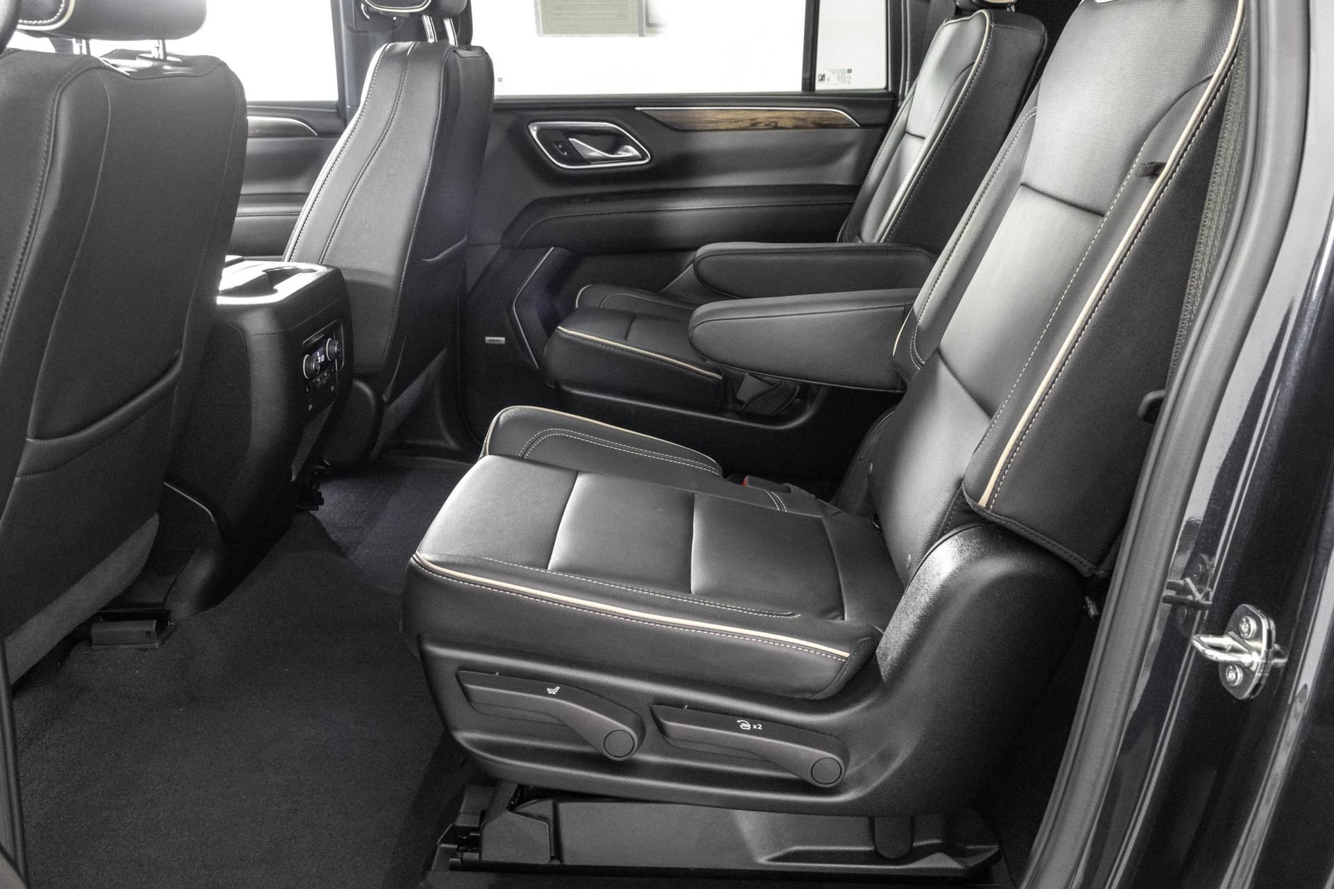 Used 2024 Chevrolet Suburban Premier w/ Premium Package AWD/4WD image 36