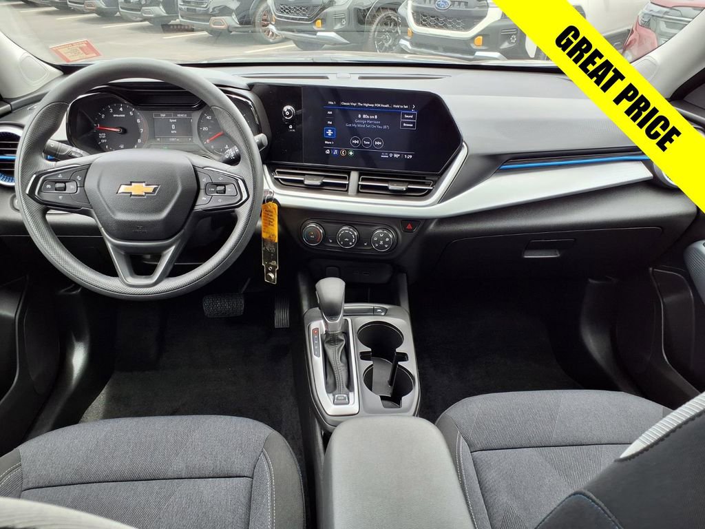 Used 2024 Chevrolet Trax LS w/ LS Convenience Package FWD image 2