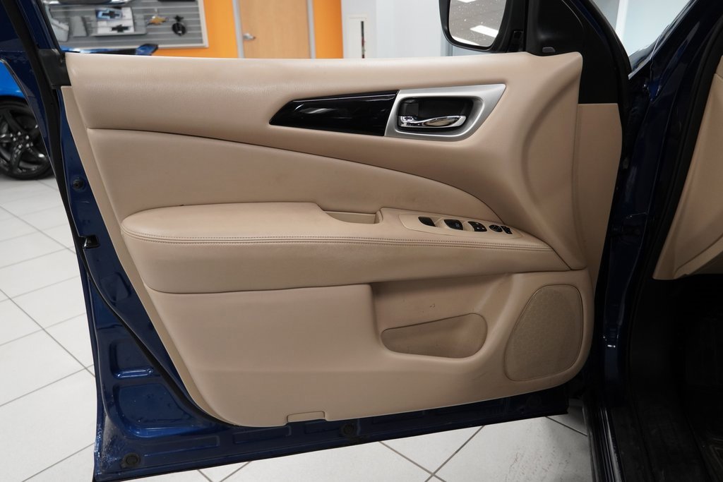 Used 2019 Nissan Pathfinder SV image 16