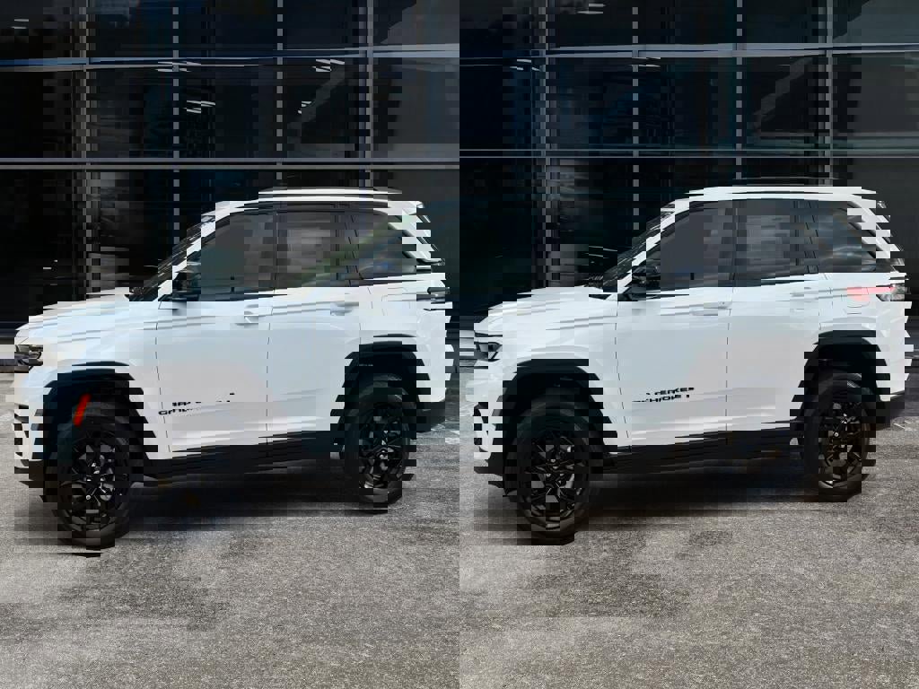 New 2025 Jeep Grand Cherokee Altitude image 4