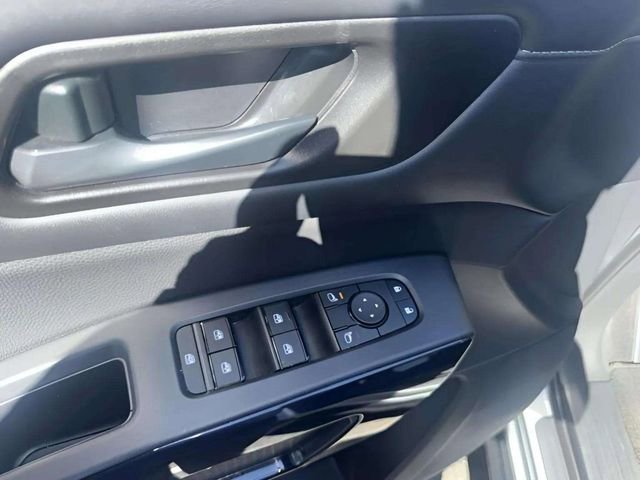 Used 2025 Nissan Pathfinder SV image 5