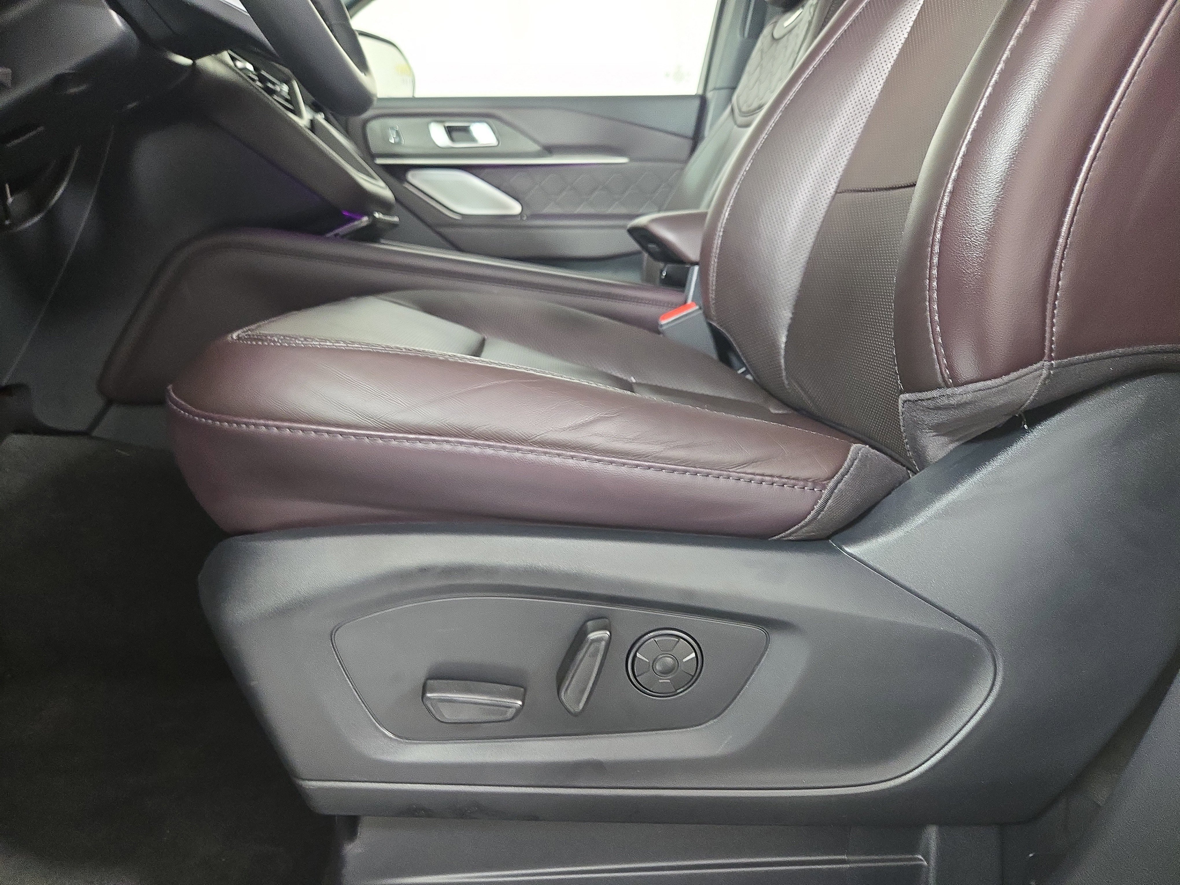 Used 2025 Ford Explorer Platinum w/ LUX Leather Package AWD/4WD image 32