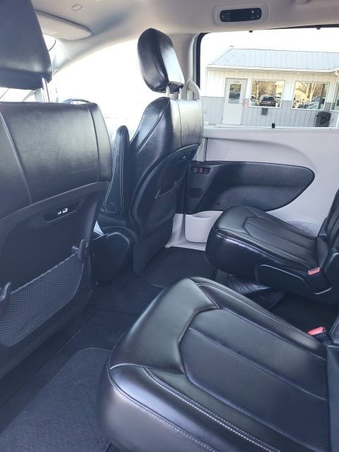 Used 2024 Chrysler Pacifica Touring-L image 13