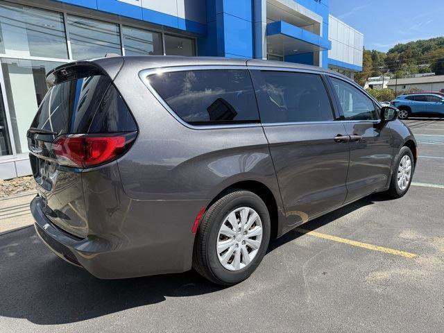 Used 2021 Chrysler Voyager L image 4
