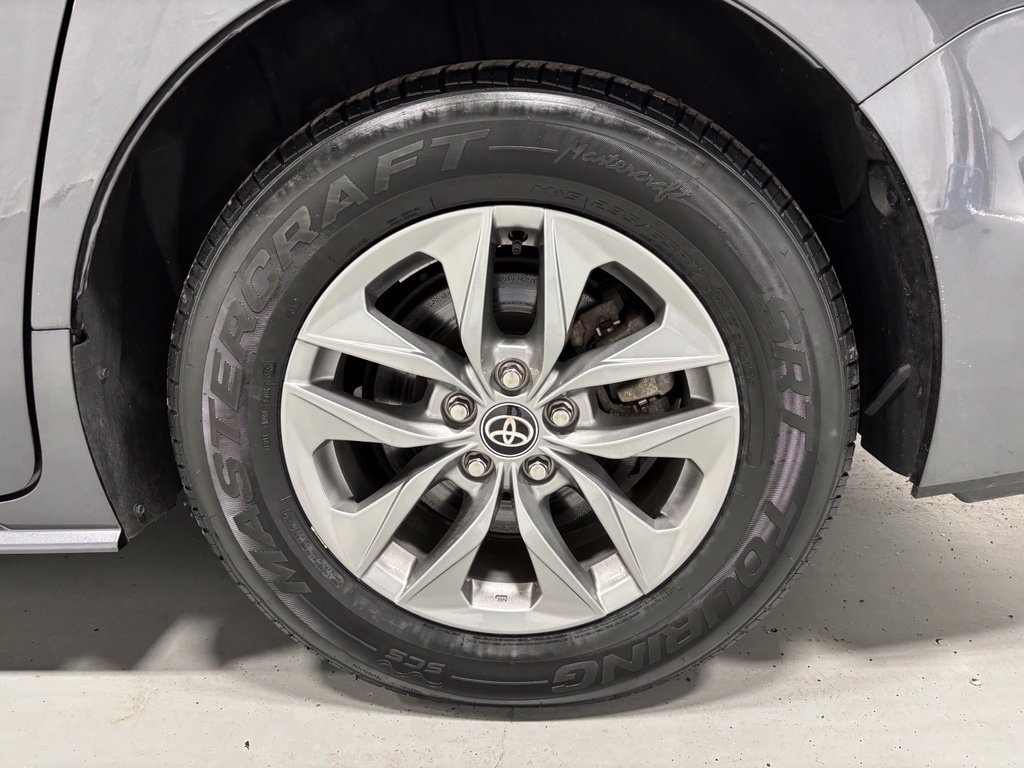 Used 2025 Toyota Sienna XLE AWD/4WD image 69