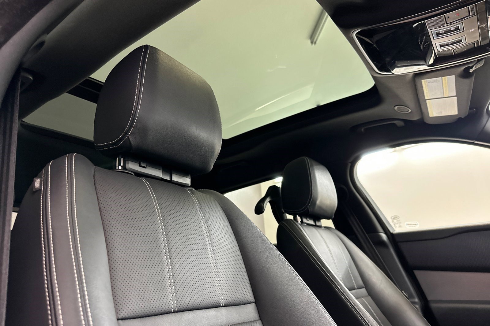 Used 2023 Land Rover Range Rover Velar R-Dynamic S image 26