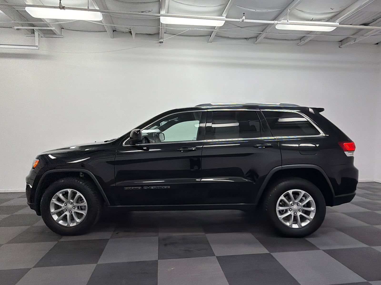 Used 2021 Jeep Grand Cherokee Laredo AWD/4WD video 4