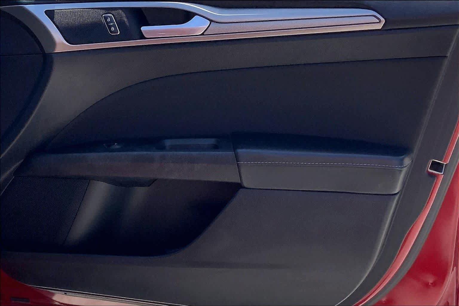 Used 2018 Ford Fusion SE w/ Fusion SE Technology Package FWD image 21