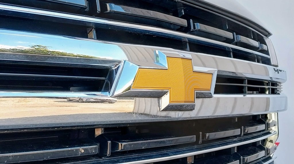 Used 2023 Chevrolet Suburban LT image 2