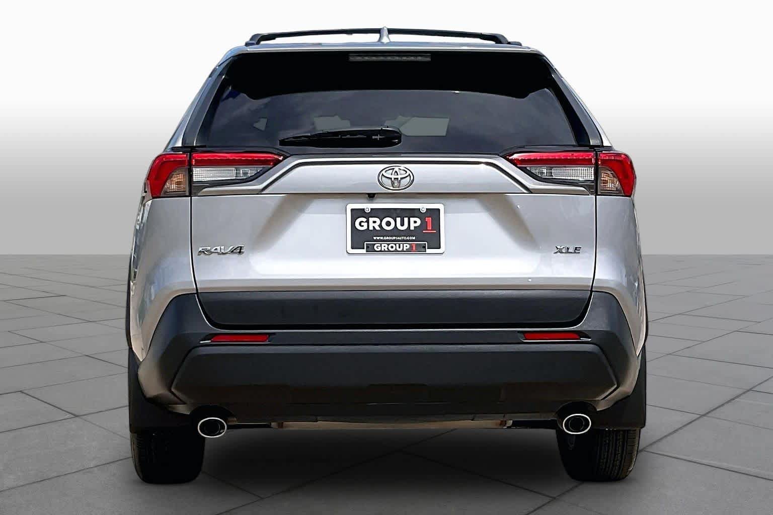 Used 2021 Toyota RAV4 XLE w/ Convenience Package FWD image 5