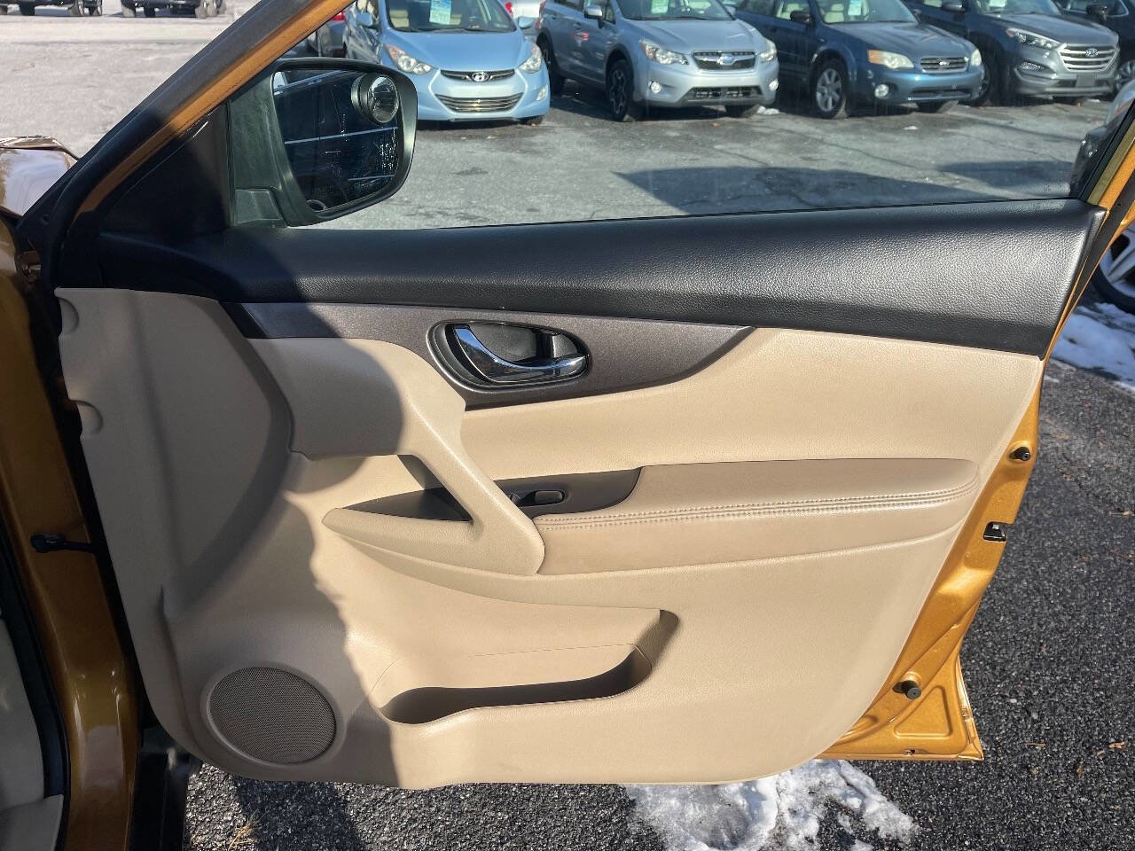 Used 2015 Nissan Rogue SV w/ SV Moonroof Package image 37