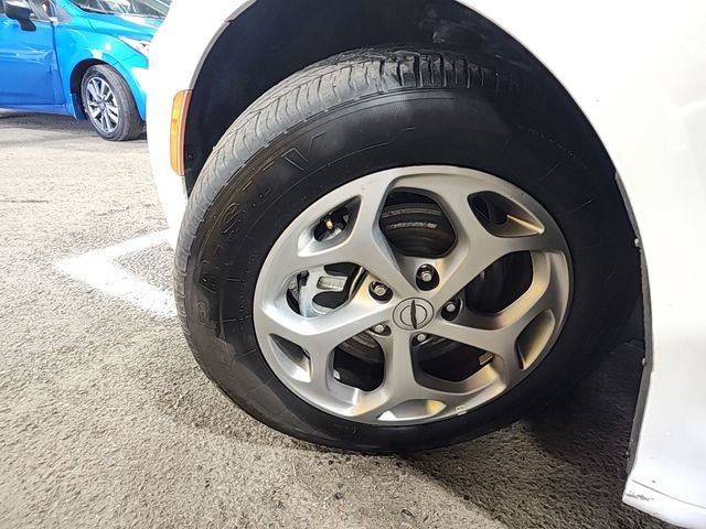 Used 2023 Chrysler Pacifica Limited image 12