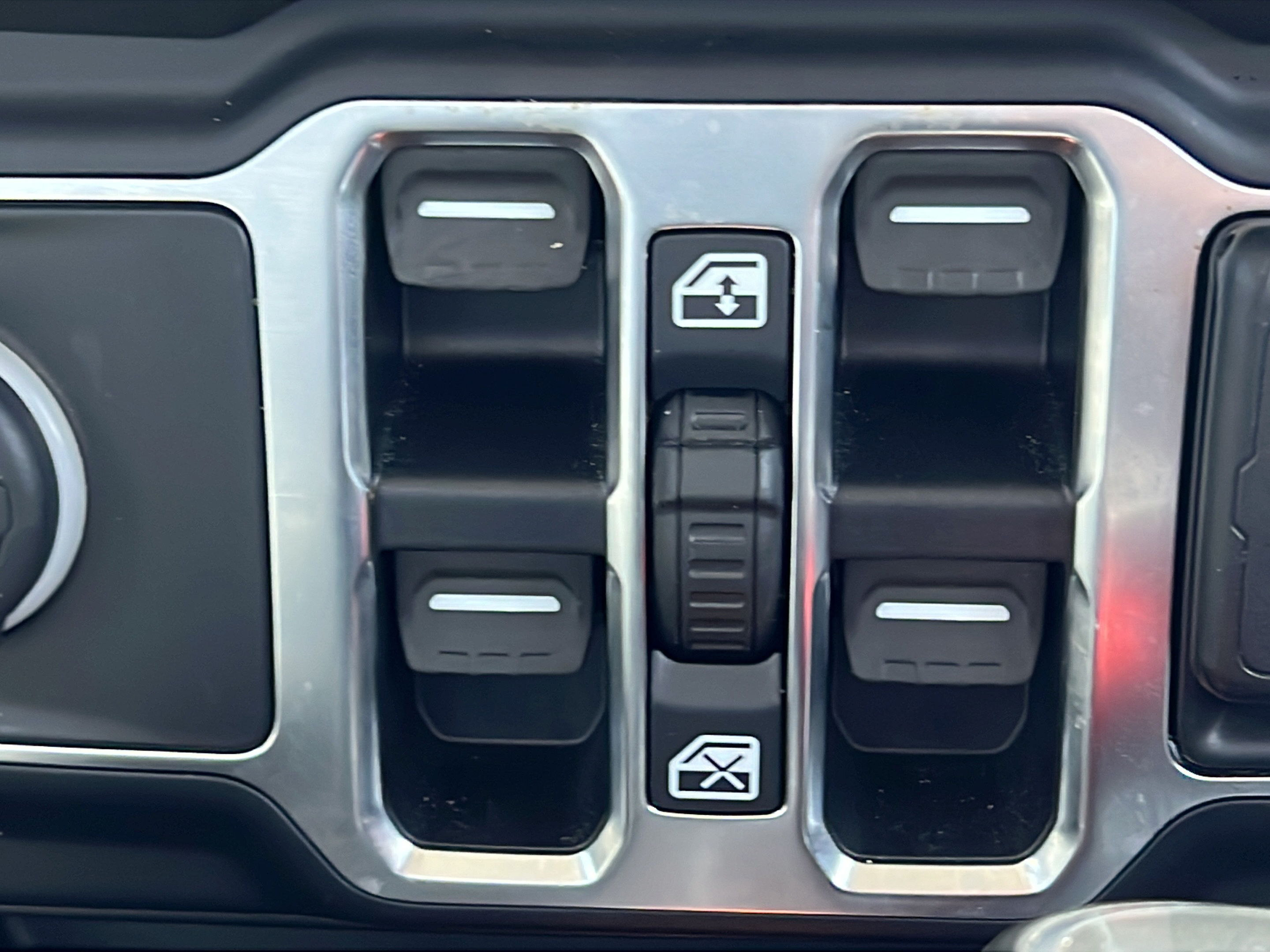 Used 2020 Jeep Wrangler Unlimited Sahara AWD/4WD image 17