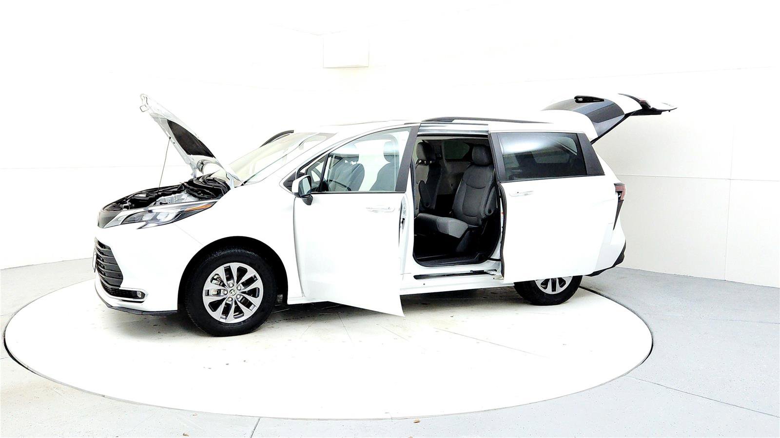 Certified 2024 Toyota Sienna XLE image 10
