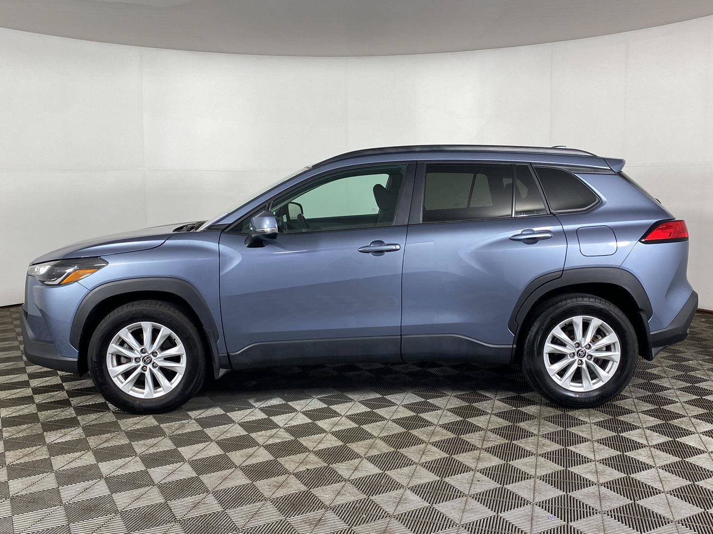 Used 2024 Toyota Corolla Cross LE AWD/4WD image 3