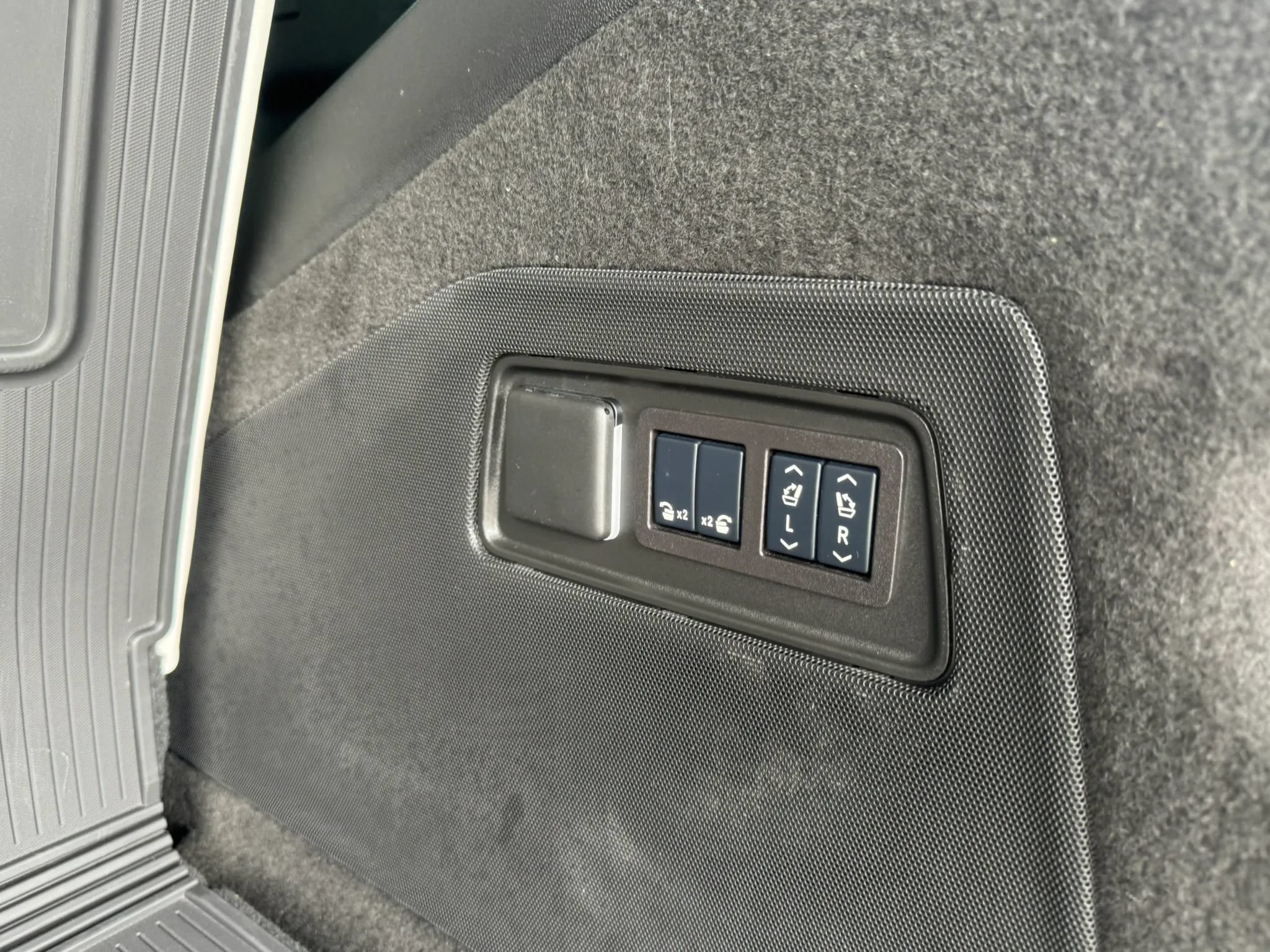 Used 2025 Cadillac Escalade Sport Platinum w/ LPO, Floor Liner Package AWD/4WD image 29