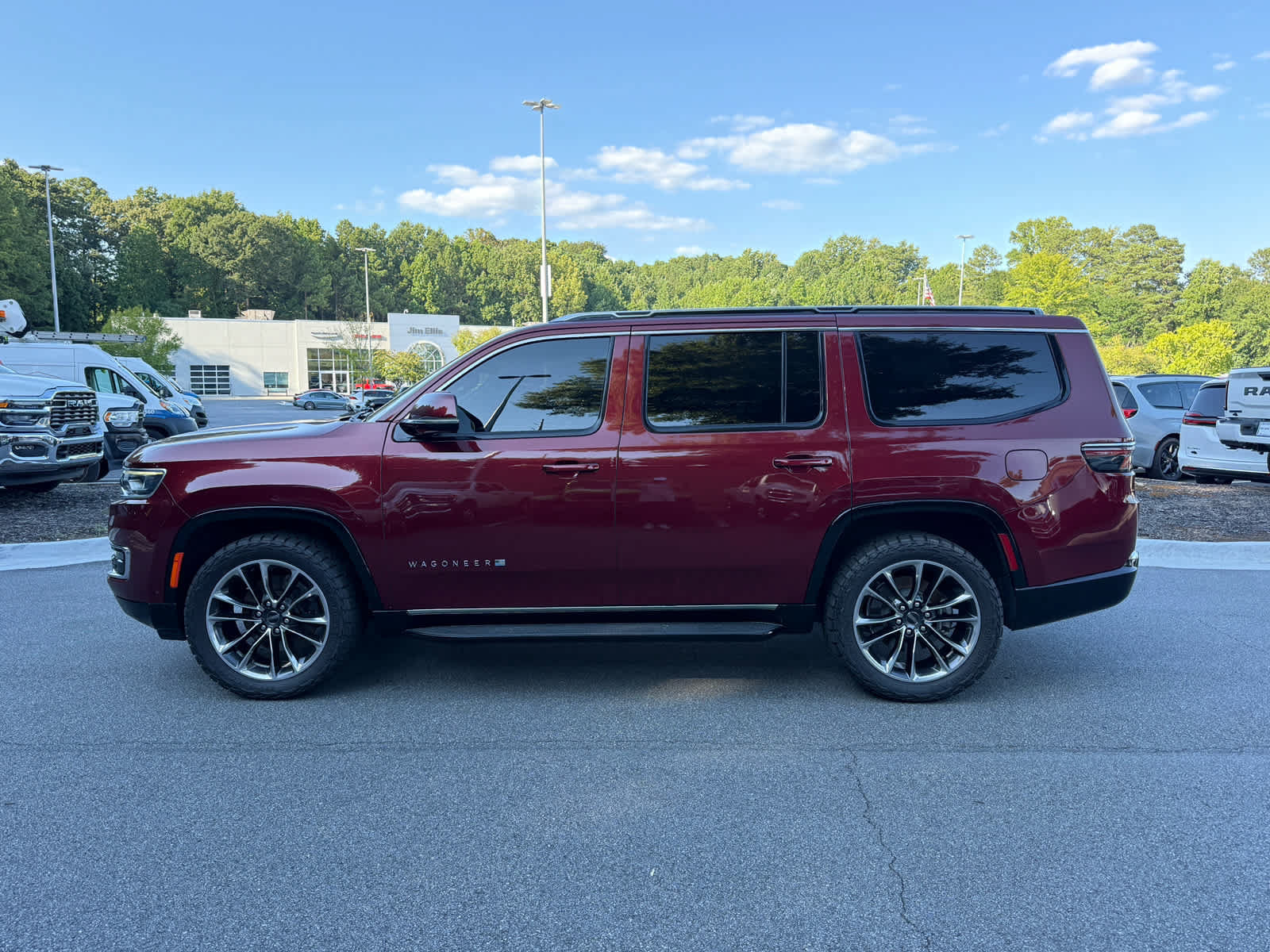 Used 2022 Jeep Wagoneer Series II w/ Premium Group I AWD/4WD image 2