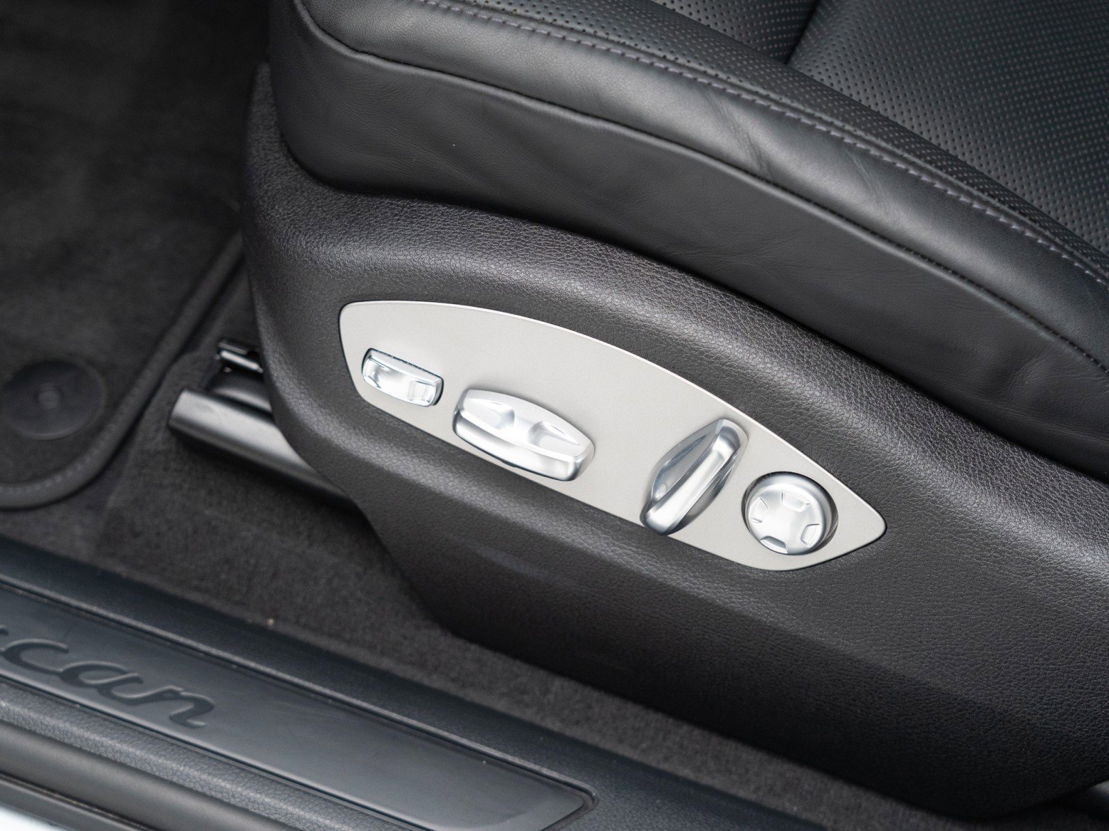 Certified 2025 Porsche Macan AWD/4WD image 15