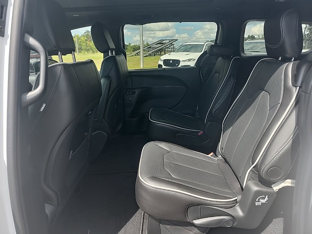 New 2026 Chrysler Pacifica Limited image 20