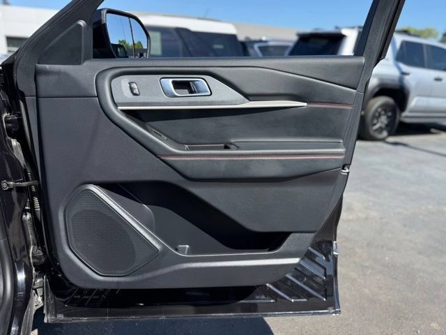 Used 2025 Ford Explorer ST-Line w/ ST-Line Street Pack AWD/4WD image 17