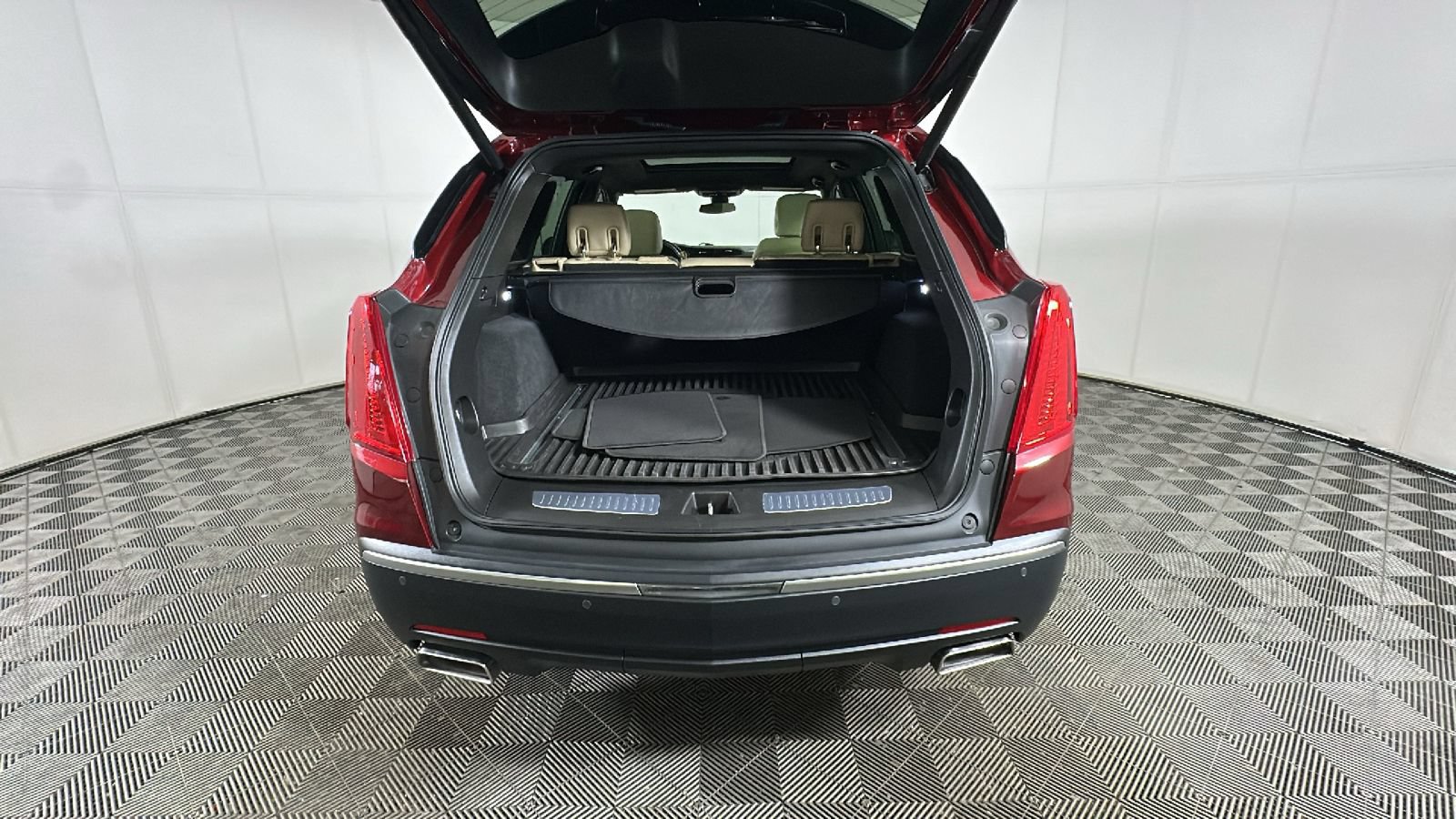Used 2018 Cadillac XT5 Luxury w/ Driver Awareness Package AWD/4WD image 33