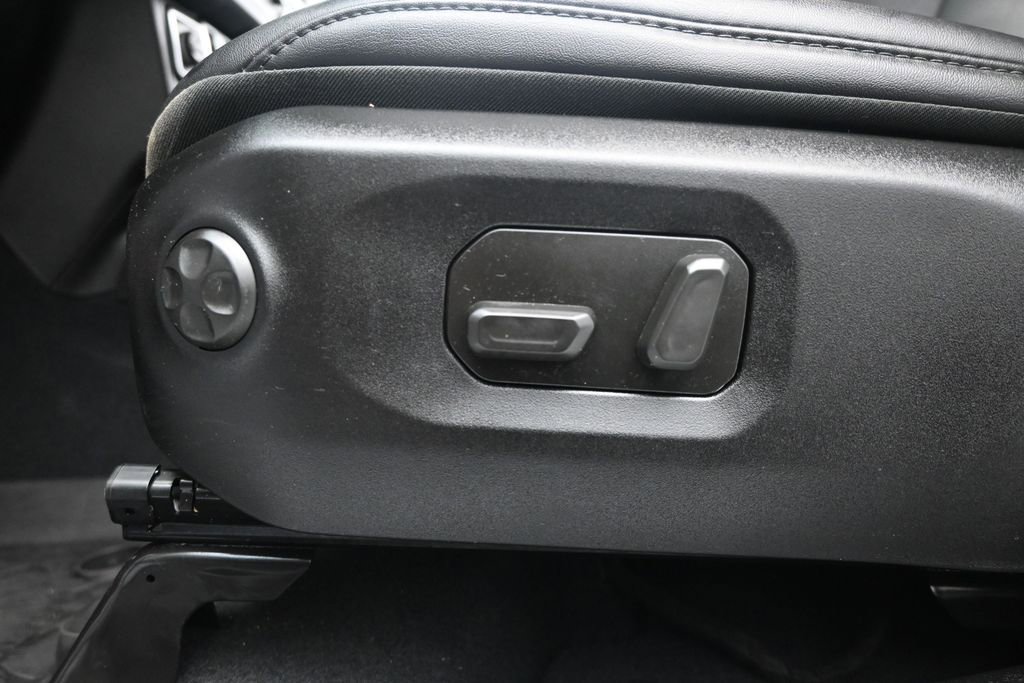 Used 2025 Jeep Wrangler Unlimited Rubicon w/ Convenience Group AWD/4WD image 14