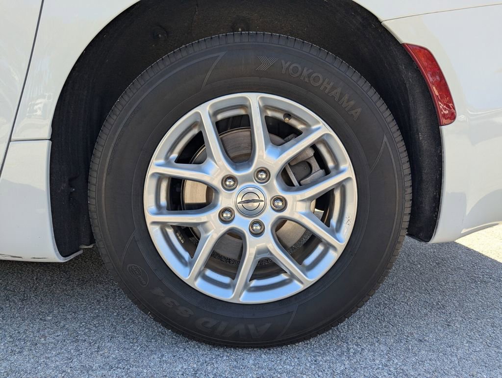 Used 2025 Chrysler Pacifica Select image 17