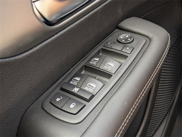 New 2025 Chrysler Pacifica Select image 24