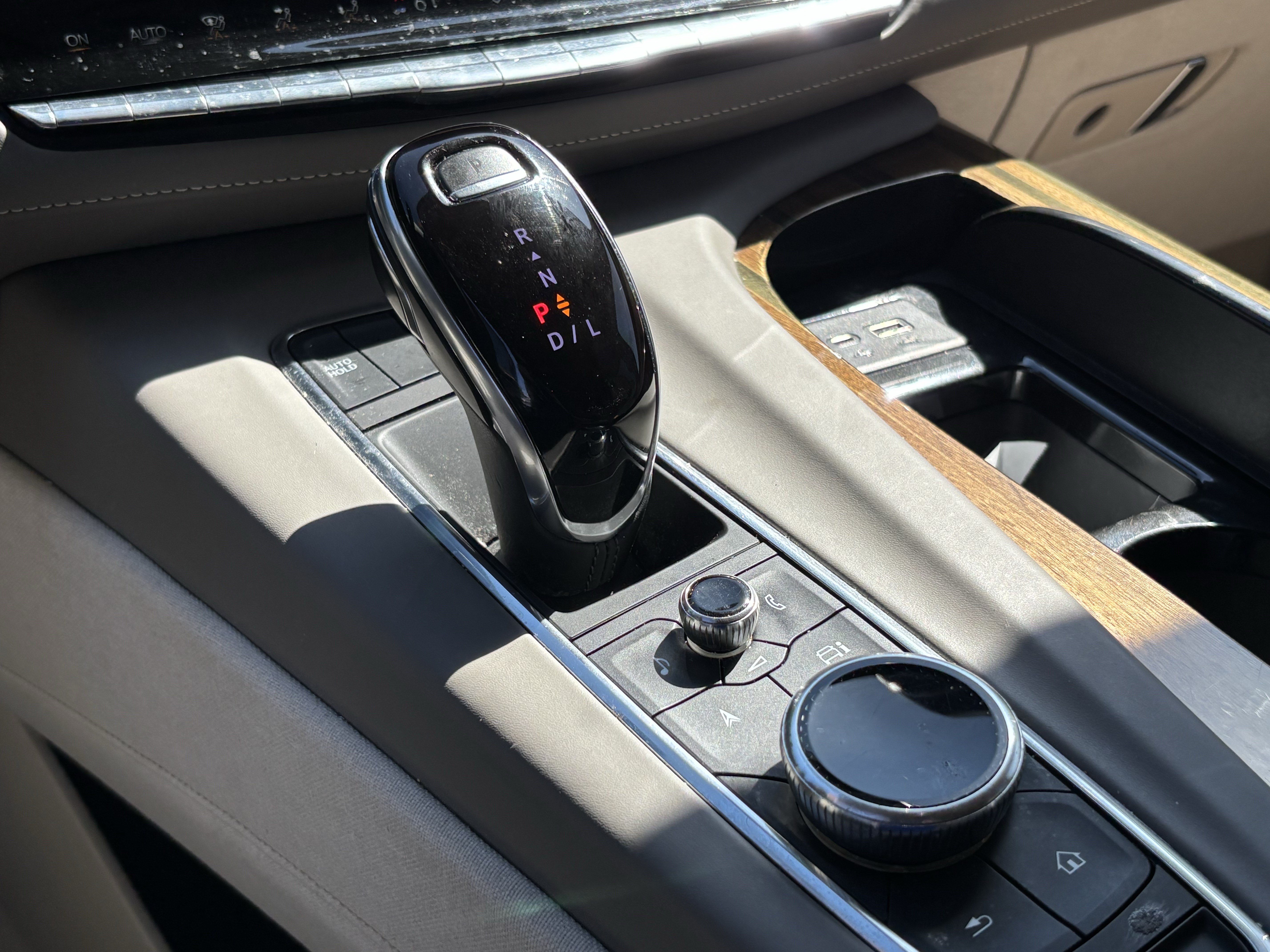 Used 2021 Cadillac Escalade Premium Luxury Platinum RWD image 24