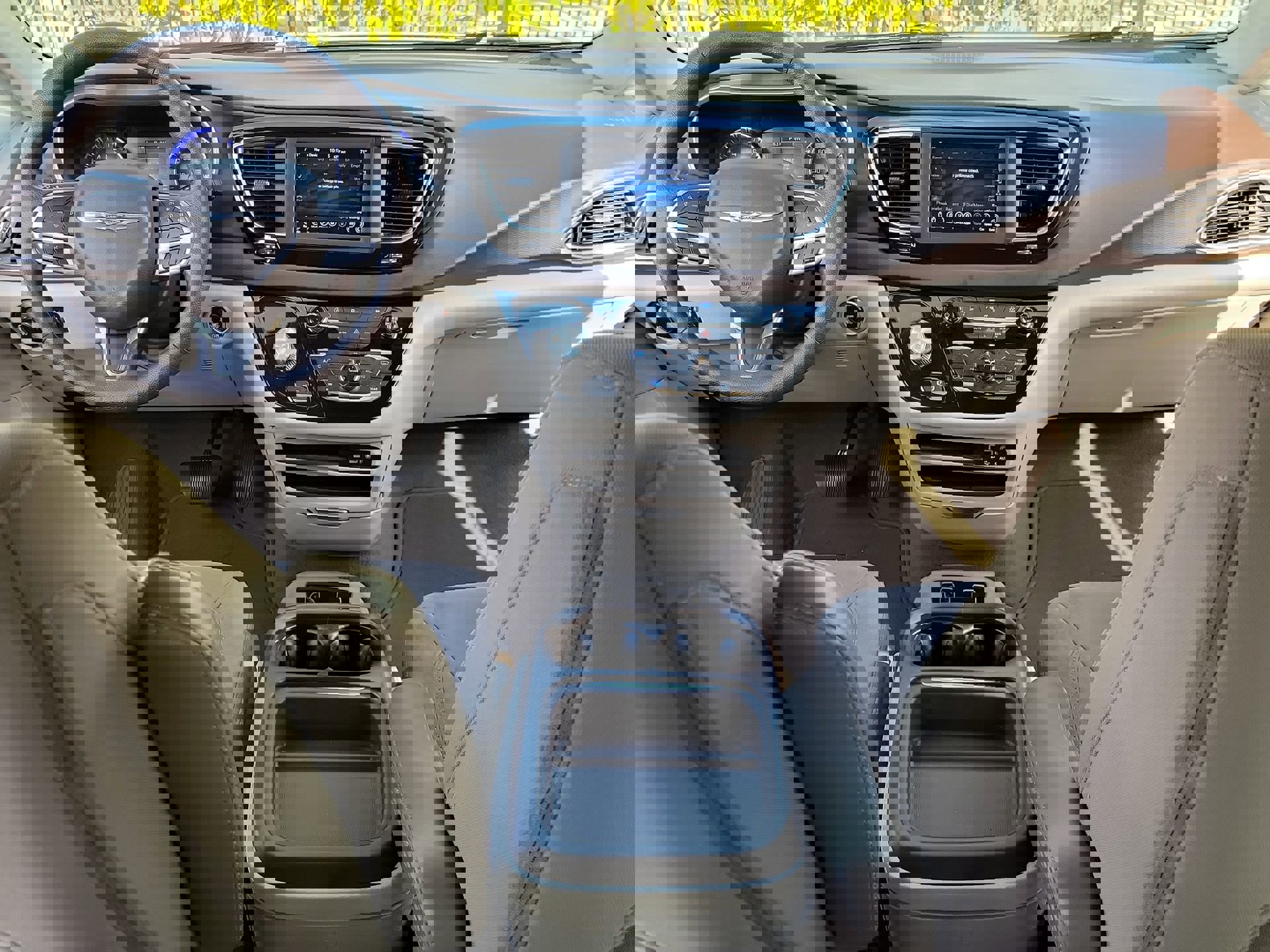 Used 2020 Chrysler Pacifica Touring w/ Tire & Wheel Group image 14